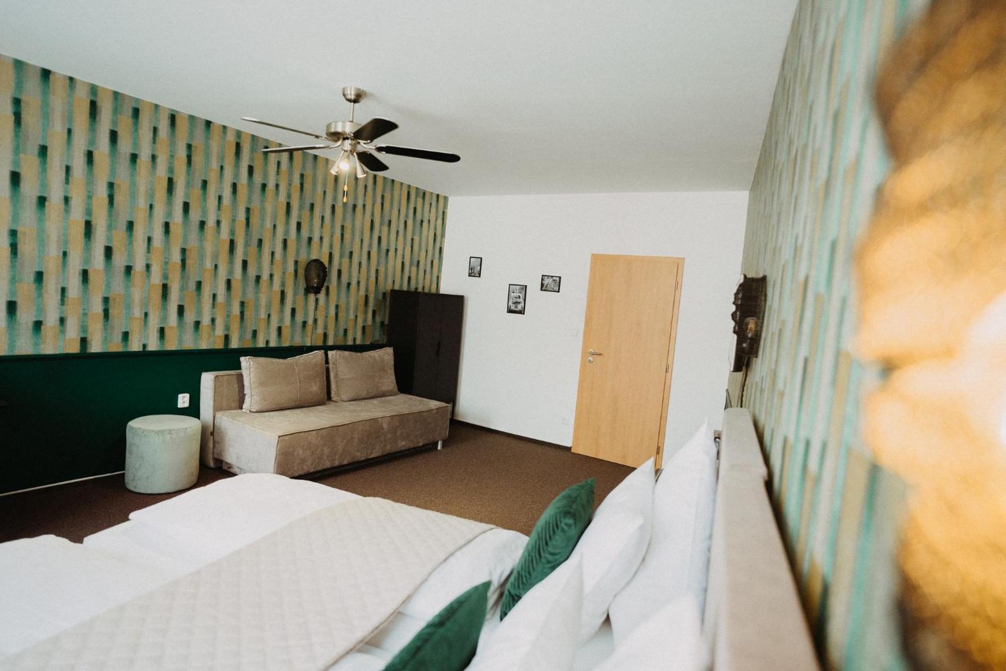 House Hotel ฮราเดตสคราโลเว ภายนอก รูปภาพ