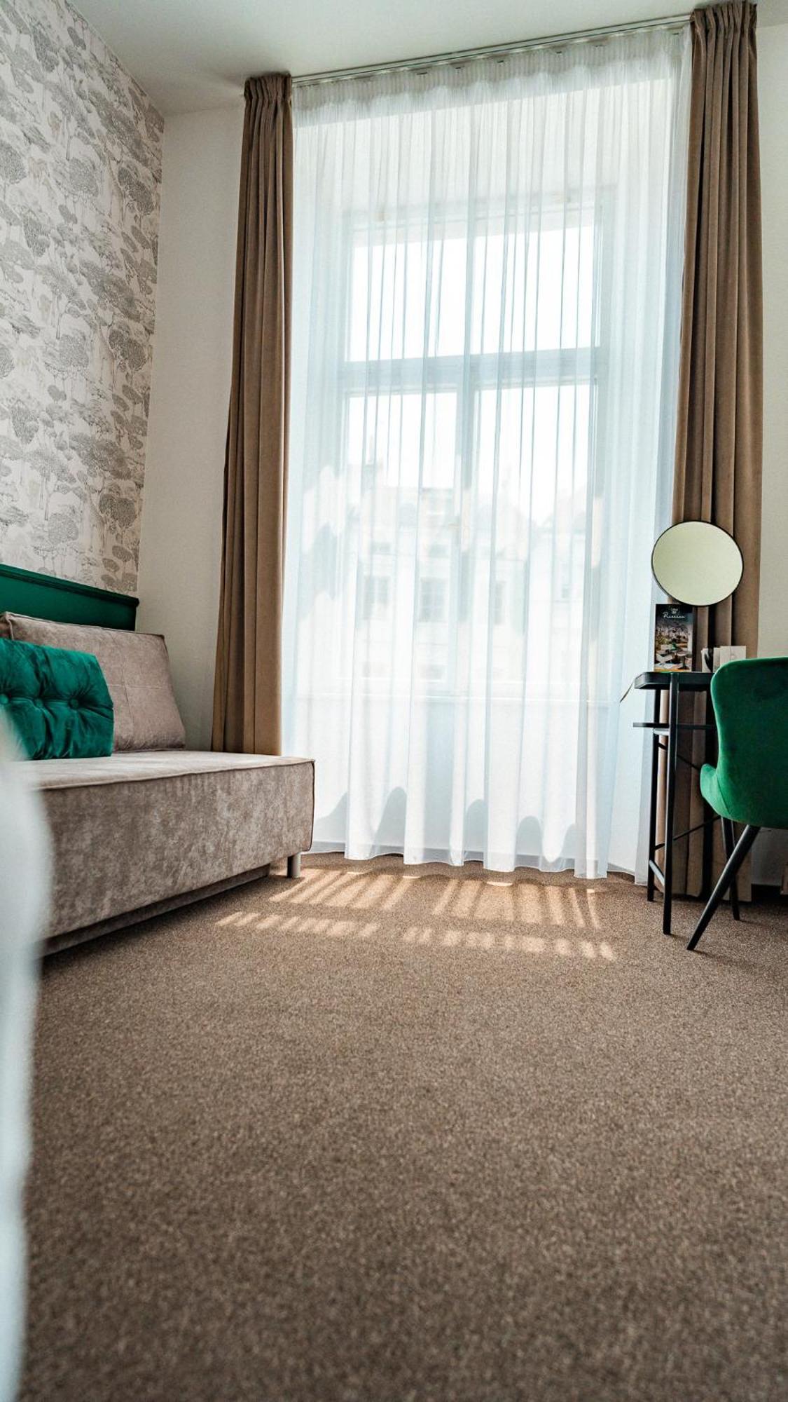 House Hotel ฮราเดตสคราโลเว ภายนอก รูปภาพ