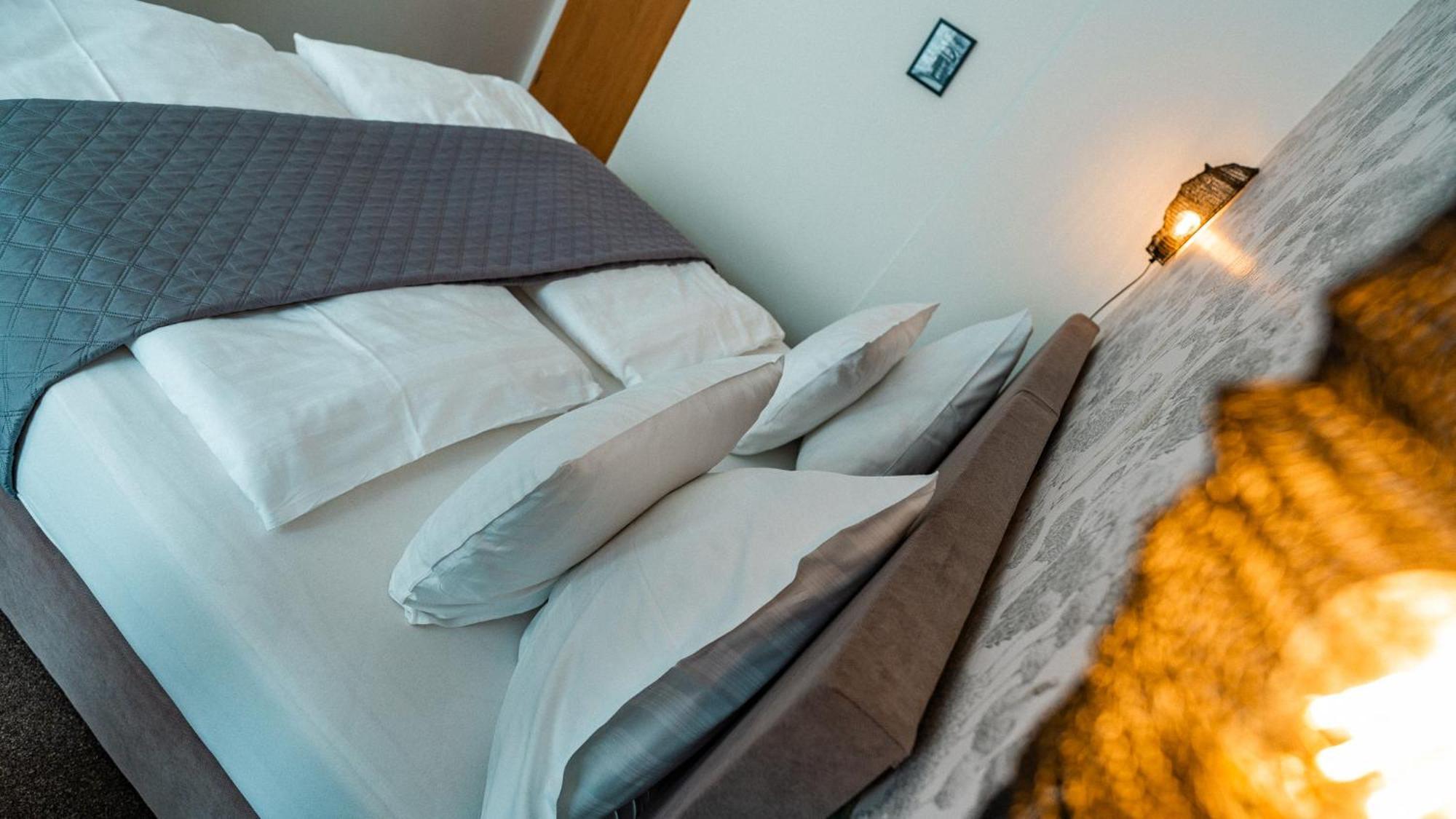 House Hotel ฮราเดตสคราโลเว ภายนอก รูปภาพ