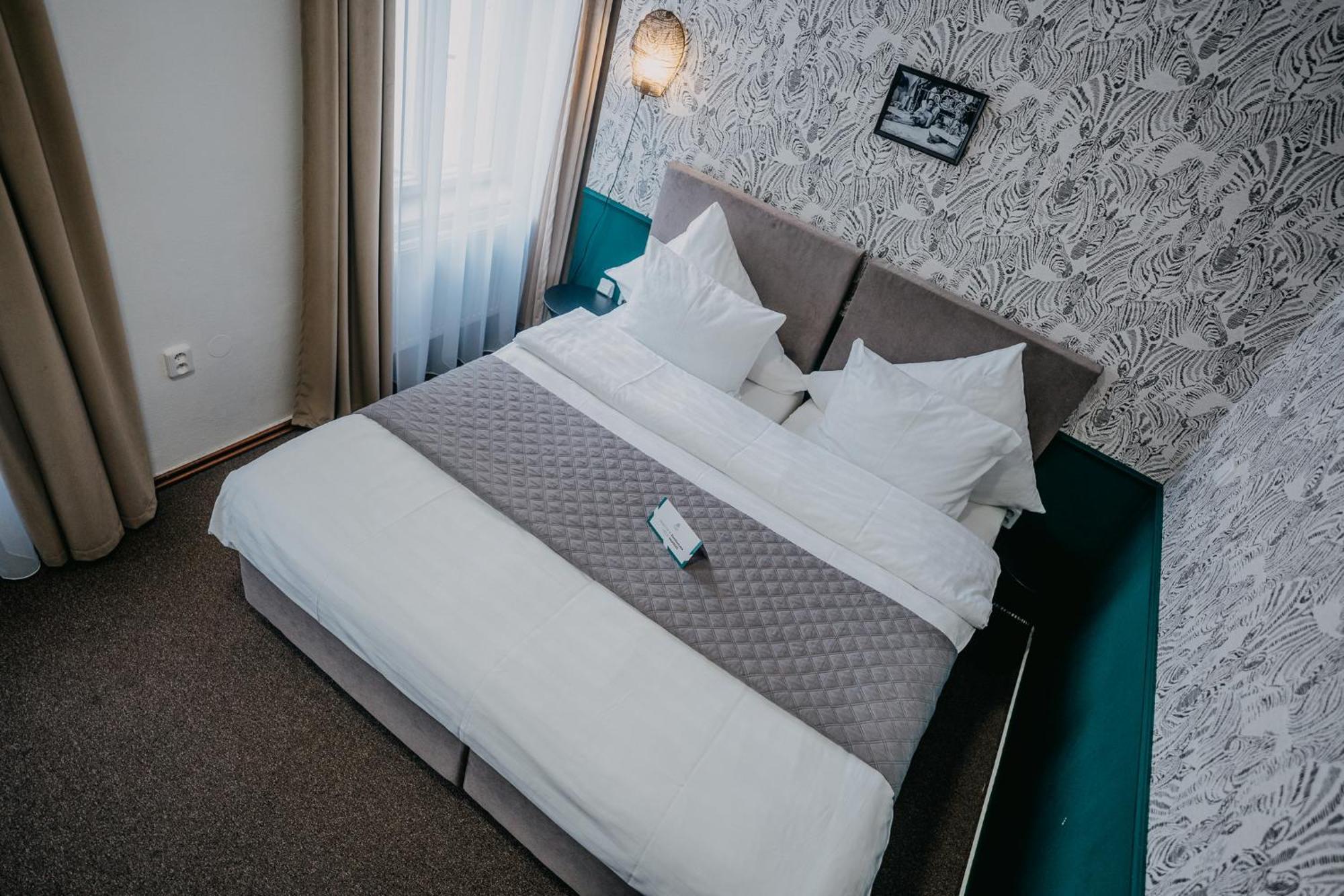House Hotel ฮราเดตสคราโลเว ภายนอก รูปภาพ