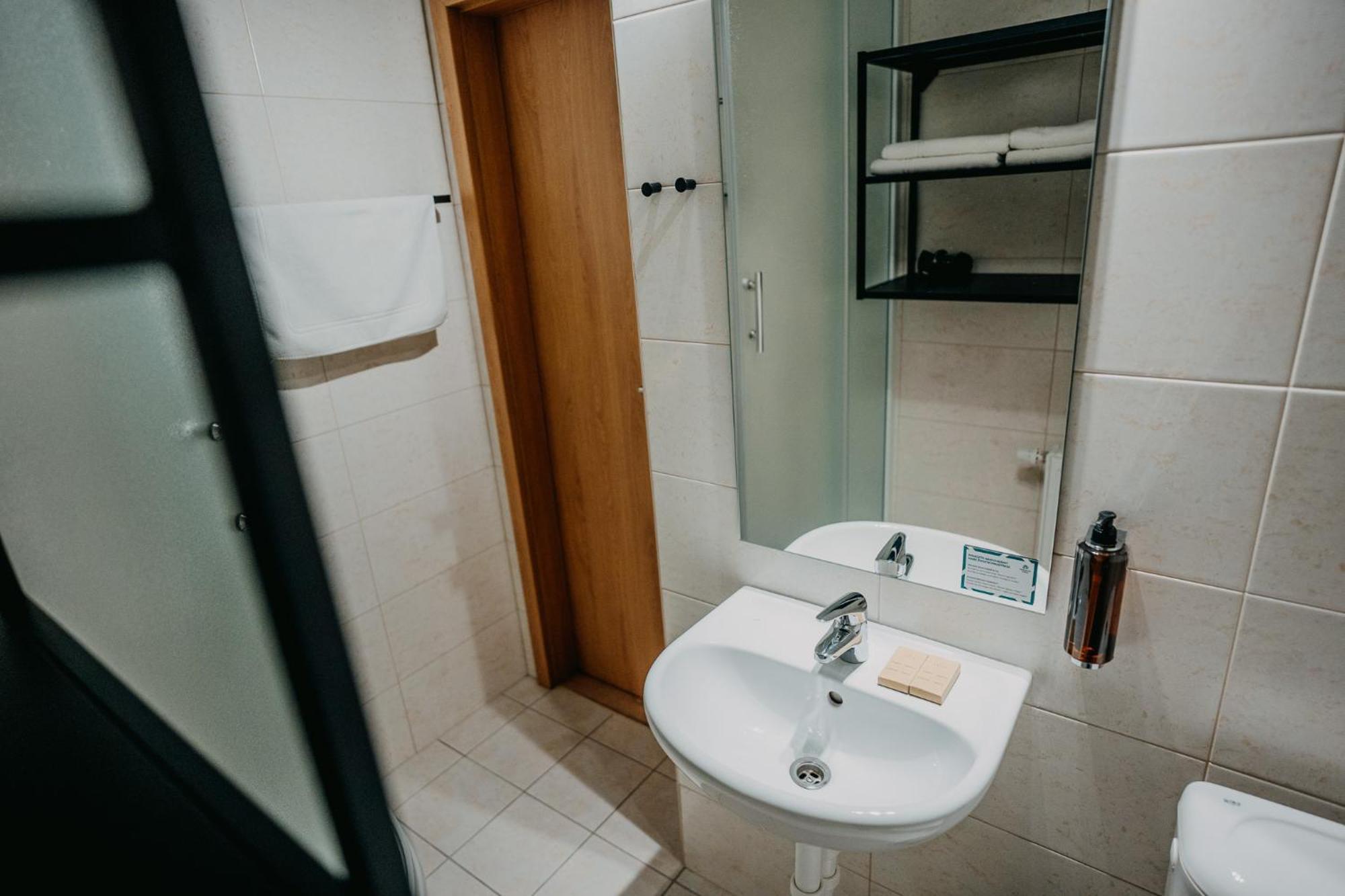 House Hotel ฮราเดตสคราโลเว ภายนอก รูปภาพ